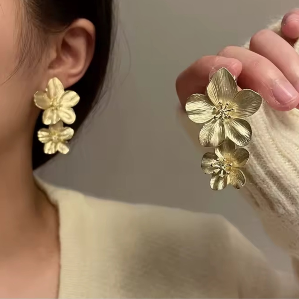 ZARA Super Silver Floral earrings - Picture 1 of 14